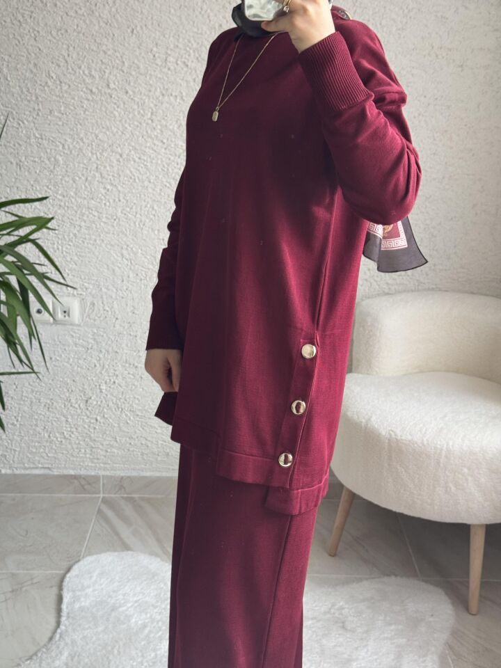 YAN DÜĞME DETAYLI MERSERİZE ETEKLİ TAKIM BORDO