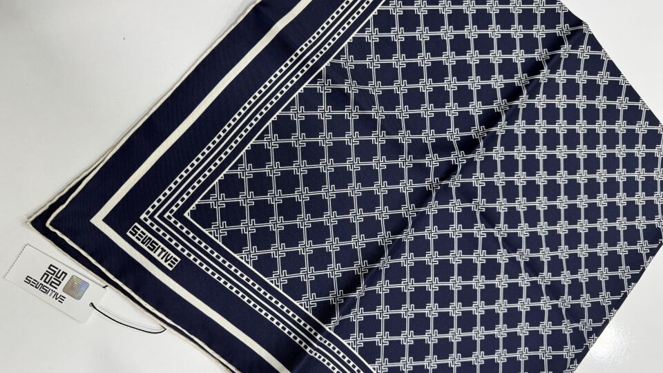 MONOGRAM DESEN İPEK EŞARP LACİVERT