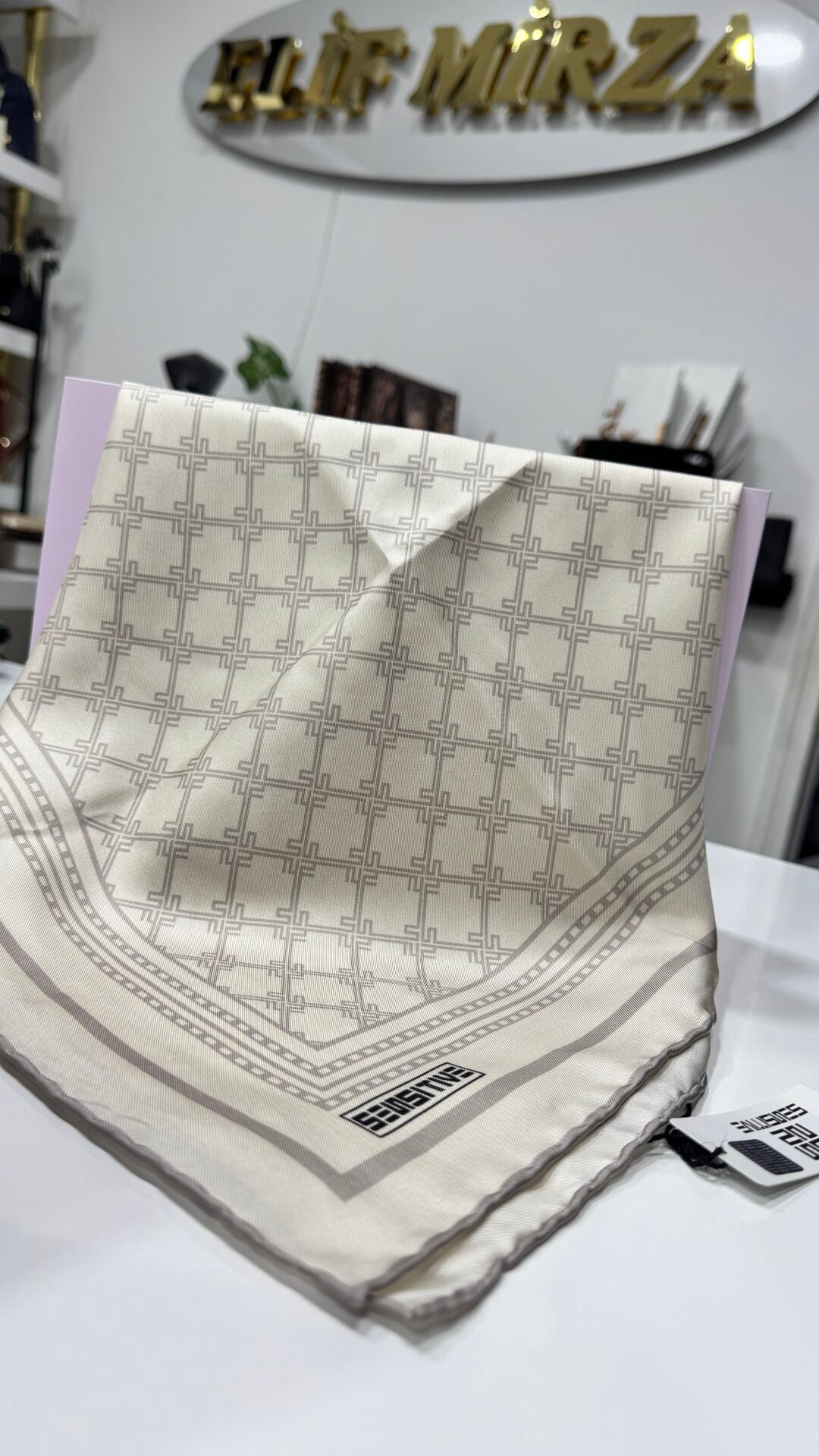 Monogram desen ipek eşarp