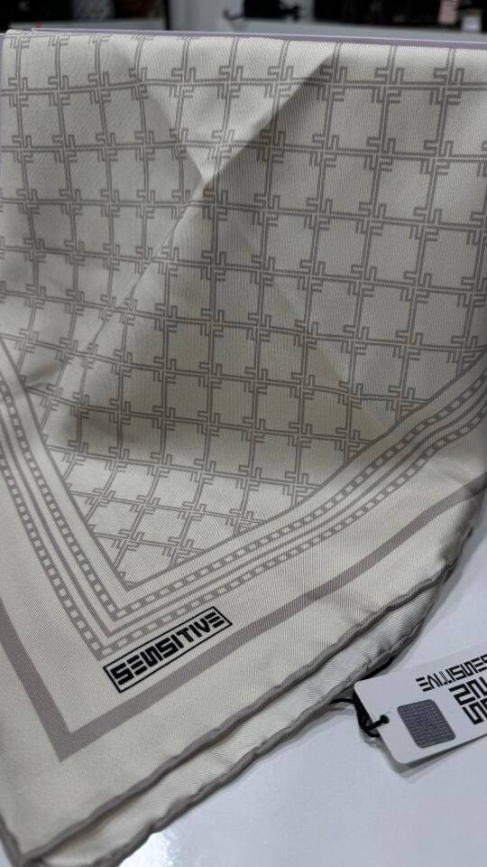 Monogram desen ipek eşarp