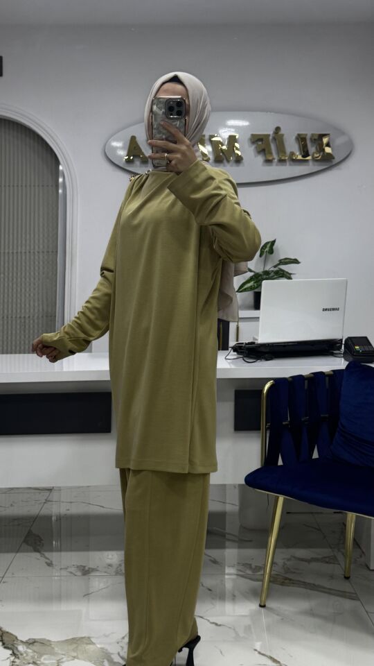 AYŞE AKAY OMUZ DETAYLI TAKIM YAĞ YEŞİLİ