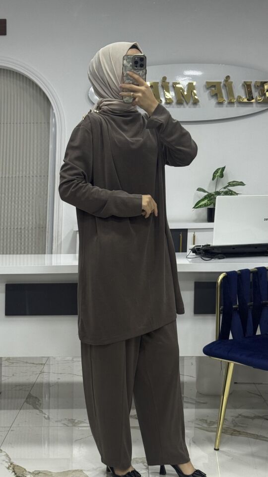 AYŞE AKAY OMUZ DETAYLI TAKIM