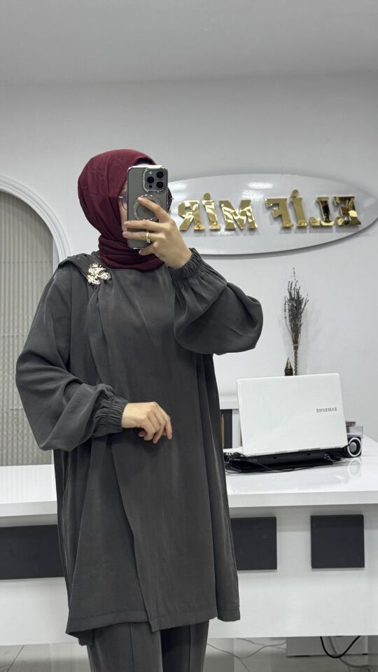 BROŞ DETAYLI TAKIM FÜME