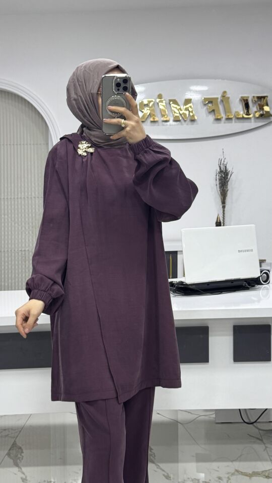 BROŞ DETAYLI TAKIM MÜRDÜM